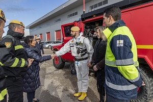 Robles ha visitado también la zona de hangares del Grupo de Intervención en Emergencias Tecnológicas y Medioambientales (GIETMA) para ver una exhibición dinámica dentro de las Escuelas Prácticas de Riesgos Tecnológicos (EEPP de RRTT).