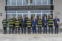 Foto de familia en la puerta del Cuartel General de la UME