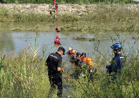 En este ejercicio colaboran con la Unidad Militar de Emergencias varios componentes de la Policía Científica