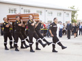 El féretro es portado a hombros por sus compañeros del primer Batallón de emergencias