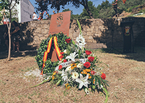 La alcaldesa y el teniente coronel del BIEM I, Alberto Modino, han colocado un ramo