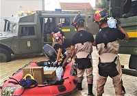 Prearación de agua embotellda y raciones para su reparto en zonas incmunicadas