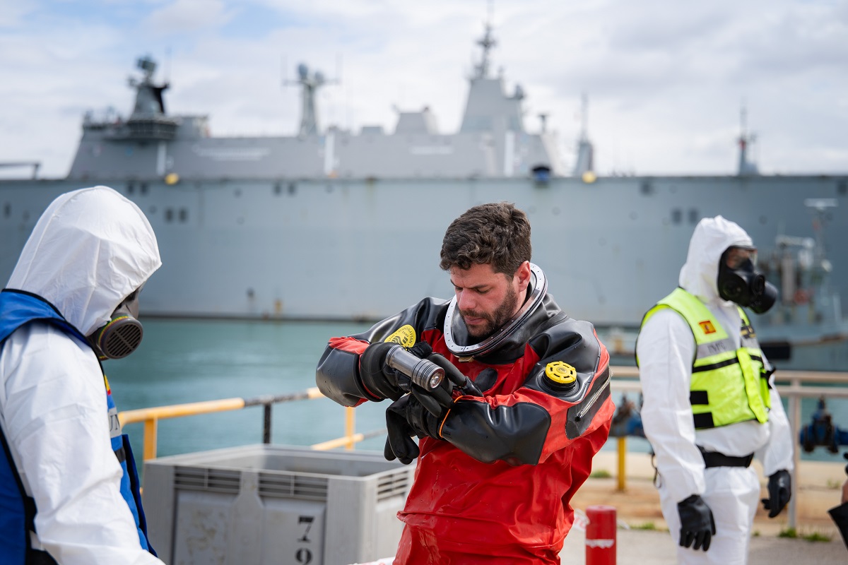 La UME ha participado con 35 militares de la Compa&ntilde;&iacute;a de Intervenci&oacute;n en Emergencias Medioambientales y Descontaminaci&oacute;n (CIMAD) y del equipo de buceadores del Segundo Batall&oacute;n de Intervenci&oacute;n en Emergencias (BIEM II).