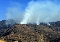 La dificultad de acceso a la zona del incendio dificulta las labores de extinción