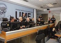Momento en el que el mintro Maurer recibe explicaciones sobre el centro de dirección y control de la UME