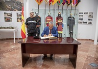 Momento de la firma en el Libro de Honor de la UME