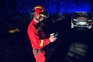 Operador de dron realizando un vuelo