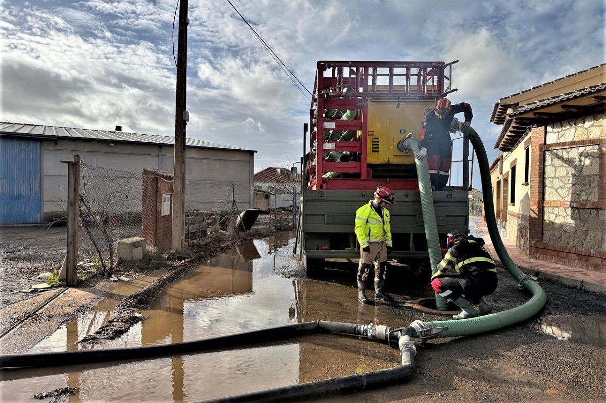 Achique de agua con equipos de bombeo pesados