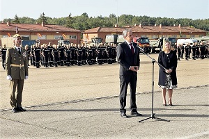 La secretaria de Estado de Defensa, María Amparo Valcarcel García, ha presidido el acto organizado por el Quinto Batallón de Intervención en Emergencias (BIEM V) en la Base Militar Conde de Gazola (León). Entre los invitados ha destacado la presencia del expresidente del Gobierno José Luis Rodríguez Zapatero, bajo cuyo mandato se creó la Unidad
