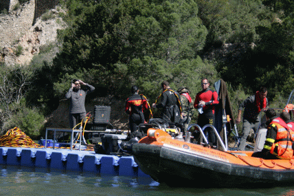 El general adjunto al jefe de la UME, como director del ejercicio, inspeccionó el desarrollo de la evaluación de los equipos de buceadores.
