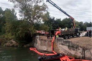 La Compañía de Intervención Medioambiental y Descontaminación (CIMAD) desplegó barreras para la contención y retirada gasoil en el canal de descarga, combustible proveniente de los grupos electrógenos inoperativos debido al seísmo y que habría llegado río