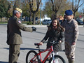 El general de Ejército Fulgencio Coll hace entrega del primer premio de dibujo infantil a Marta, hija del comandante García Malo, destinado en el Batallón de Helicópteros de Emergencias.