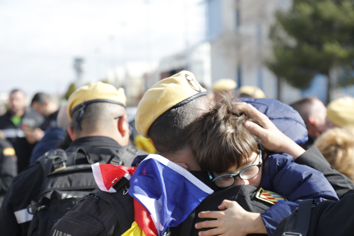 Familiares de los militares aguardaron la llegada del avión a pie de pista