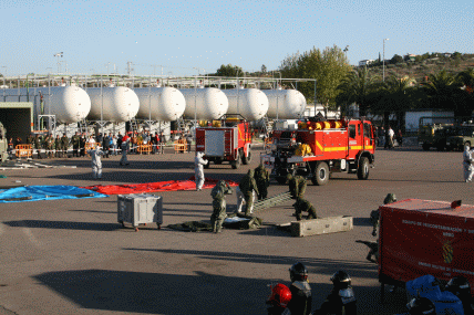 Autoridades de la Junta de Extremadura y grupos de escolares visitaron la exposición y durante el simulacro de emergencia química la UME montó una línea de descontaminación.