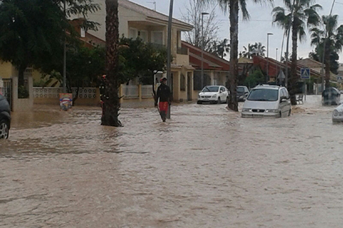 Bajo la dirección del 112 de la Región de Murcia, el dispositivo de la UME ha rescatado hasta el momento a 77 personas y trasladado 90 más al Albergue de Cruz Roja