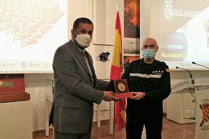 Como muestra de agradecimiento, el embajador de Omán ha entregado una placa al jefe del OAM