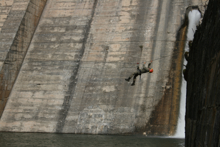 Franqueamiento de un curso de agua (30 mts) mediante la tirolina horizontal