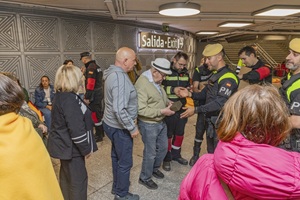 Durante el apagón, la UME a desplegó unidades para apoyar infraestructuras críticas y asistencia a la población en tareas como distribución de agua y comida en varias estaciones de ferrocarril.