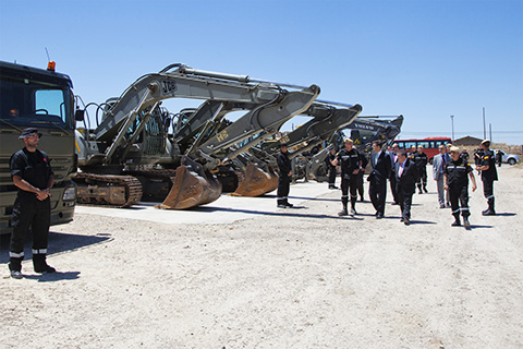 Catal&aacute;, visitando el parque de m&aacute;quinas de ingenieros.