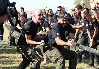 En la prueba de tiro de soga cada equipo estaba compuesto por 18 militares