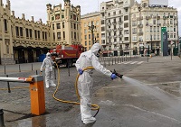 Si lo estiman oportuno, también utilizan las autobombas llenas de solución de hipoclorito al 0,45% para realizar líneas de 25 mm en grandes áreas