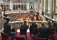 Entre el público asistente se encontraban diputados, miembros del Gobierno, mandos de los tres ejércitos, personal del Cuerpo Diplomático acreditado en Portugal, profesores, alumnos de universidades portuguesas y periodistas