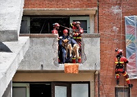 Durante la visita S.M. la Reina asistíó a un ejercicio de evacuación de supuestas victimas de un edificio colapsado