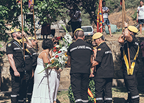 La alcaldesa y el teniente coronel del BIEM I, Alberto Modino, han colocado un ramo