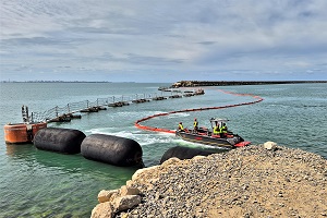 En el ejercicio se ha realizado el tendido de barreras de contención ante vertidos de hidrocarburos