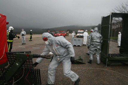 Personal del BIEM I realizando prácticas de construcción de diques, búsqueda y rescate en curso de agua y un simulacro de accidente con mercancías peligrosas.