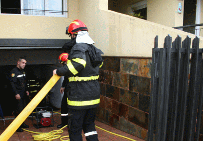 La UME colaboró en el achique de agua en viviendas y garajes y también en el despeje de las vías del tranvía en Santa Cruz de Tenerife .
