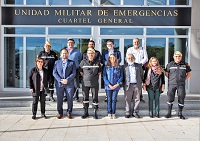 Foto de familia en la puerta del Cuartel General de la UME