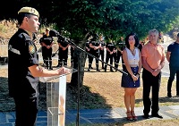 El padre de nuestro compañero, junto a la alcaldesa de Gata y el Jefe del Primer Batallón de la UME, han depositado un ramo de flores en el monolito que se erigió en su recuerdo