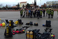 La comitiva recorrió las instalaciones, atendiendo a las explicaciones sobre los medios y capacidades de la Unidad Militar de Emergencias