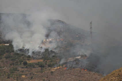 Personal del BIEM V realizando tareas de enfriamiento en el incendio forestal de Castrocontrigo (León)