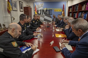Momento de la reunión entre las tres delegaciones asistentes