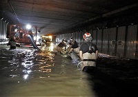 También se desplegó material especifico para la acumulación y extracción del lodo