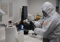 Limpieza y desinfección de superficies y mobiliario, haciendo hincapié en las superficies que se tocan con frecuencia como pomos, interruptores, reposabrazos, etc.