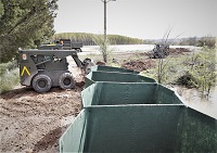 Maquinaria de ingenieros realizan trabajos de contención con Hesco Bastion