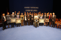 Foto de familia entre los que posan todos los homenajeados: Antonio Gil Olcina, José María Castillo Navarro, Rosalía Sala, Rafael Artero, Juan Perán y Agustín Aragón