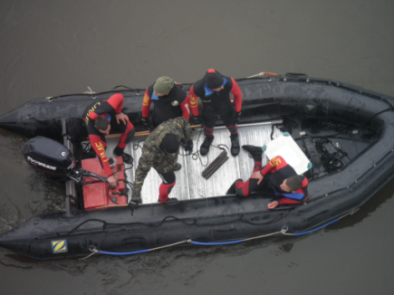 Personal del BIEM IV, en diferentes enclaves de la Comunidad de Aragón, desarrollando un ejercicio de instrucción con embarcaciones y rescate de víctimas con poleas.